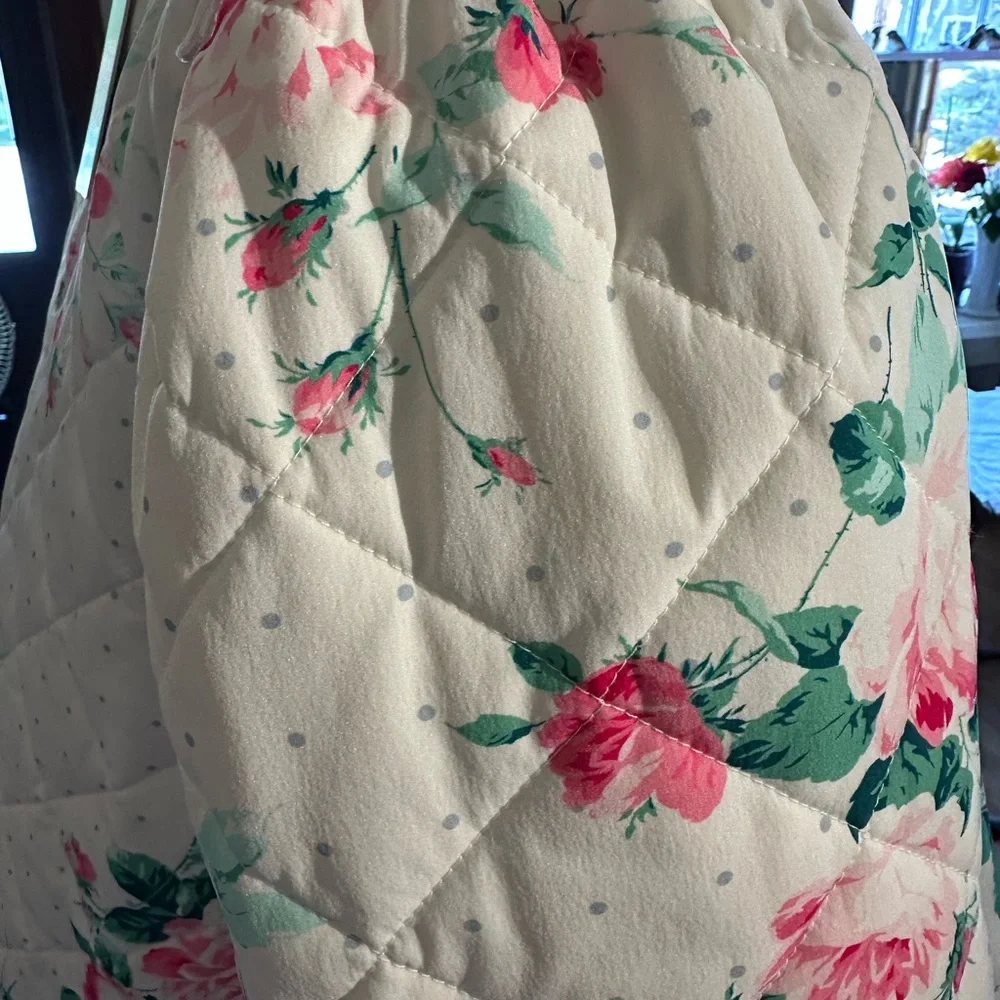 Past Season Selkie The House Coat in Roses and White Quilted Fabric. Fabulous! - Picture 8 of 9